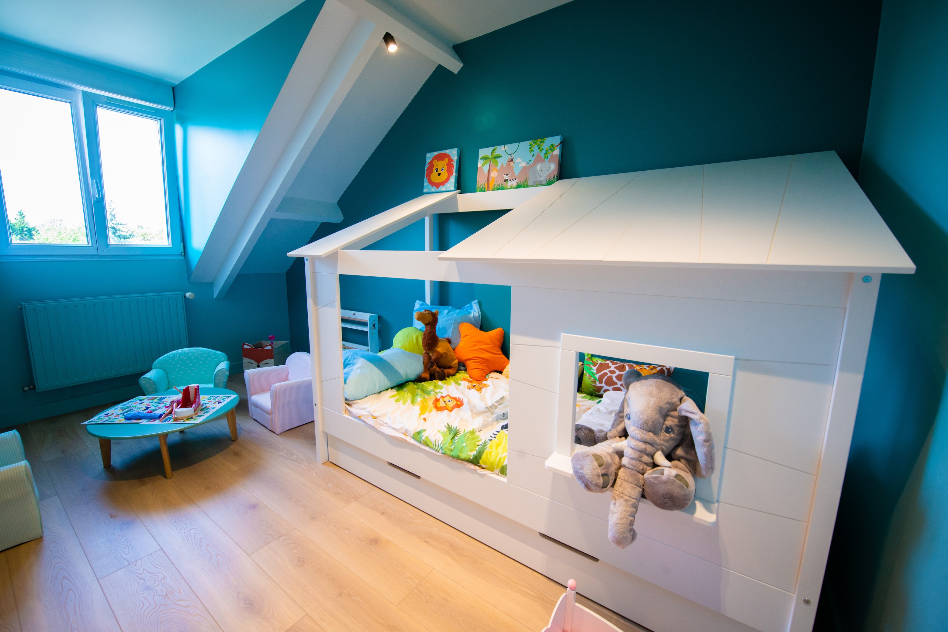 Chambre enfant avec lit cabane et mur bleu turquoise peggy guezello 1001 ide es