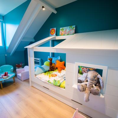 Chambre enfant avec lit cabane et mur bleu turquoise peggy guezello 1001 ide es