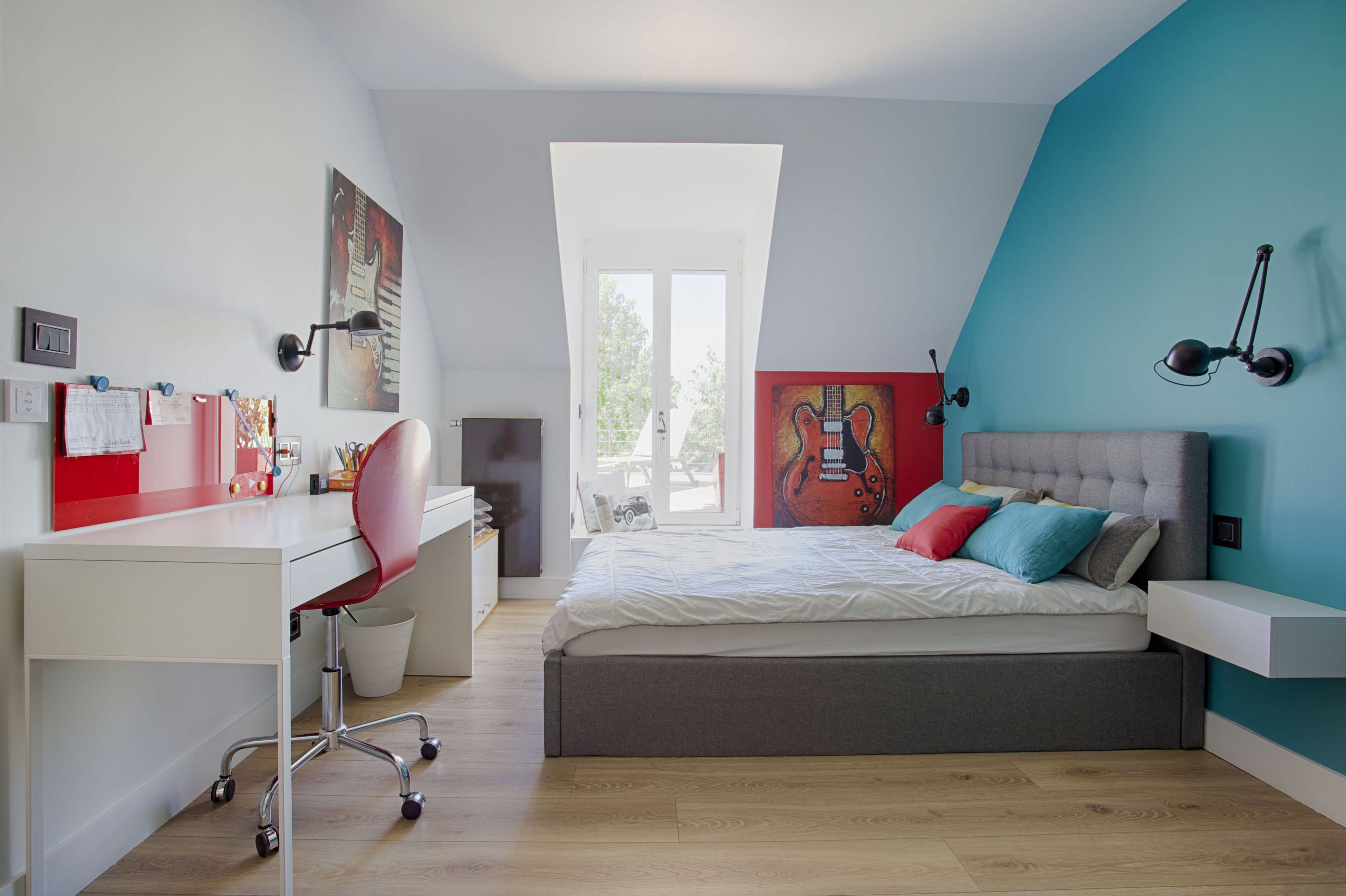 Chambre turquoise moderne par peggy Guezello