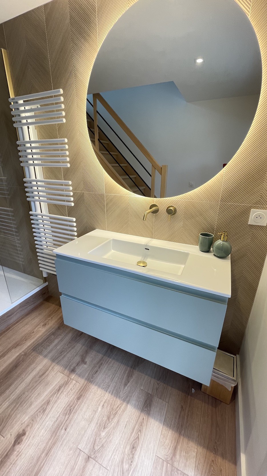 Espace lavabo dans salle de douche moderne