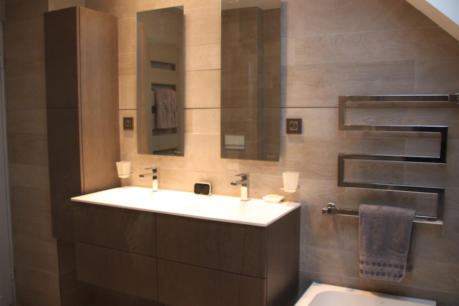 Salle de bains moderne avec douche à l'italienne