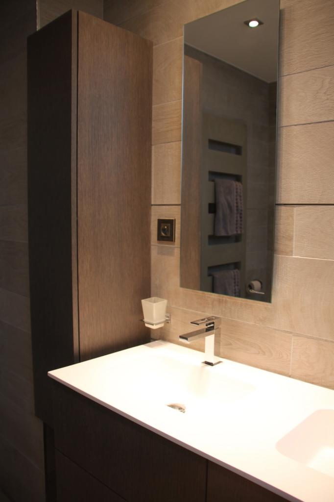 Salle de bains moderne avec douche à l'italienne