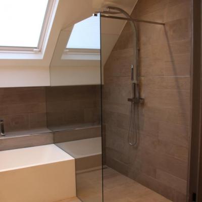 Salle de bains moderne avec douche à l'italienne