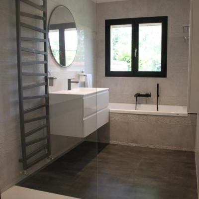 Salle de bains design en gris , blanc et noir