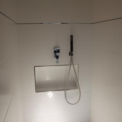 Niche pour douche à l'italienne avec ciel de pluie