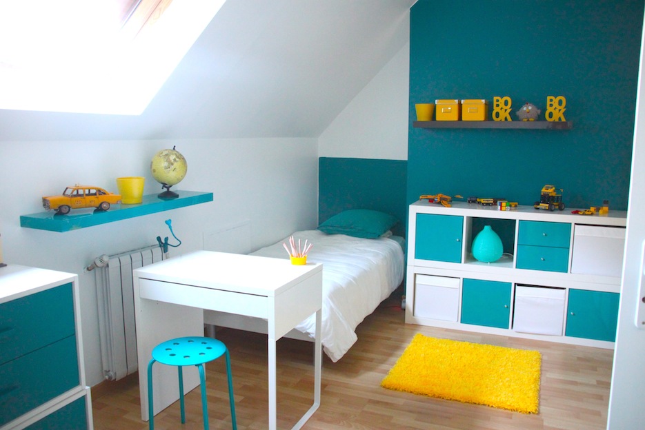 Décoration chambre enfant bleu et jaune