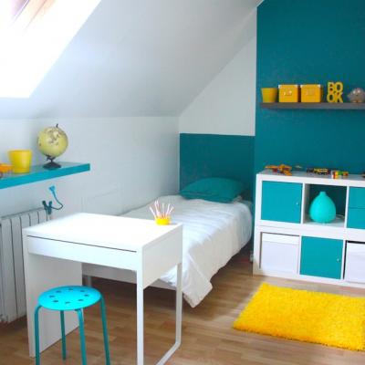 Décoration chambre enfant bleu et jaune