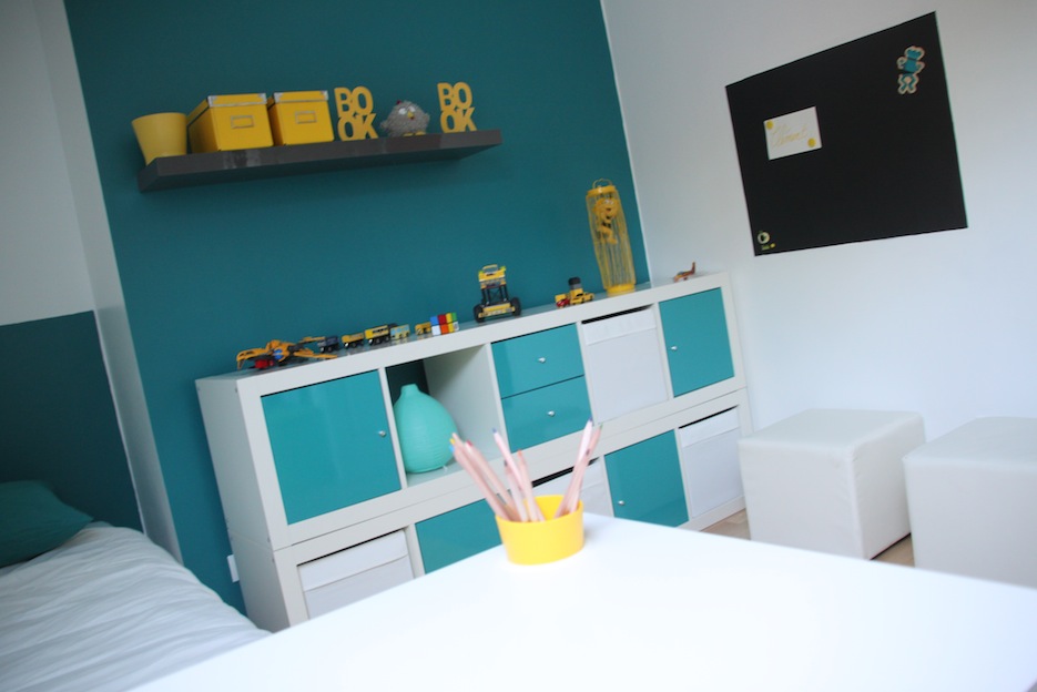 Décoration chambre enfant bleu et jaune