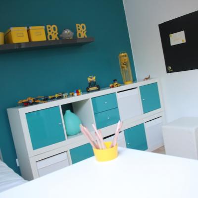 Décoration chambre enfant bleu et jaune