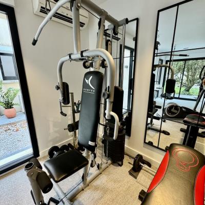 Machine de musculation dans une salle de sport privée
