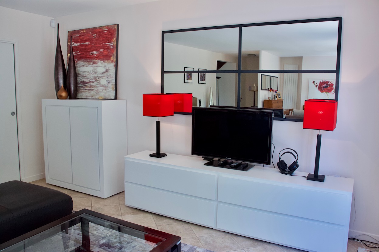 meuble TV blanc mat avec lampe rouge