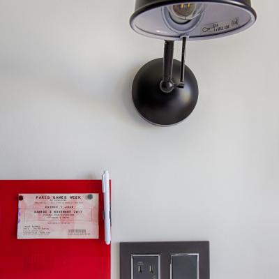 Prise USB design pour chambre d'ado par Peggy Guezello 1001 idées