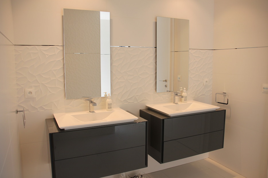 Salle de baisn porcelanosa avec carrelage blanc relief Peggy Guezello 1001 idées