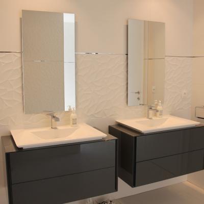 Salle de baisn porcelanosa avec carrelage blanc relief Peggy Guezello 1001 idées