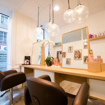 Salon de Coiffure chic et moderne: vitrine