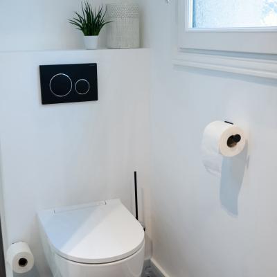 Toilette suspendu noir et blanc