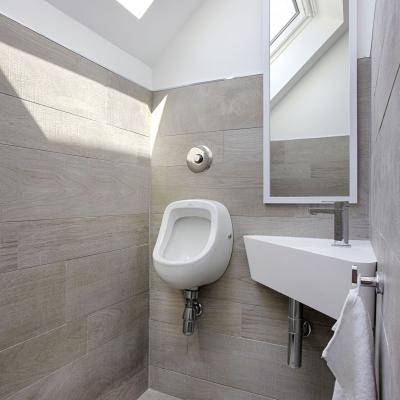 Toilettes moderne avec urinoir par Peggy Guezello 1001 idées